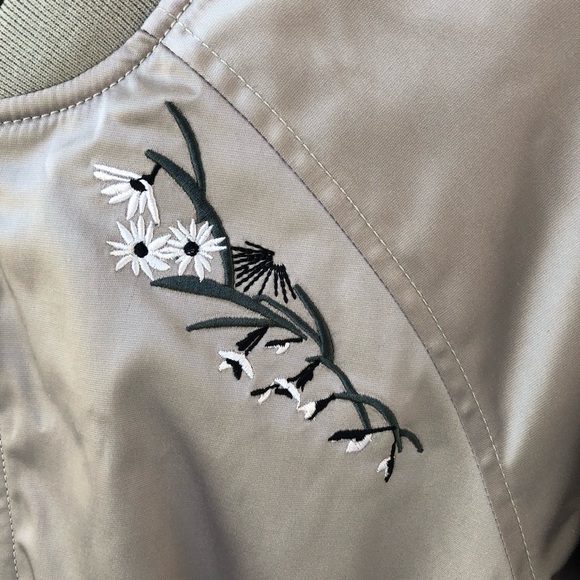 Express silver satin car coat with embroidery NWOT - Picture 3 of 5